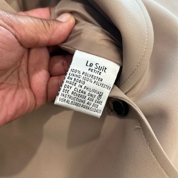 LE SUIT Petite skirt suit. Button front jacket w/self tie belt. Tan and black. - Picture 6 of 8